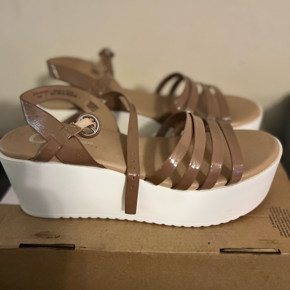 NWT Stylish platform sandal with soft foam soles.